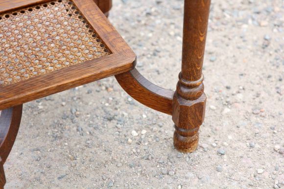 Антикварный круглый стол с ящиком. Европа Начало 20 века