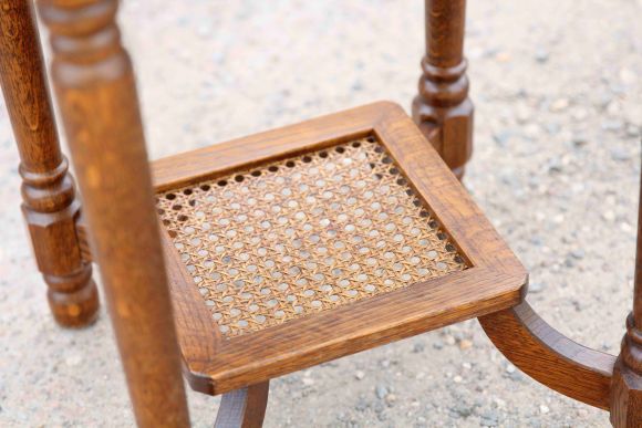 Антикварный круглый стол с ящиком. Европа Начало 20 века