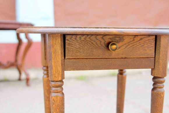 Антикварный круглый стол с ящиком. Европа Начало 20 века