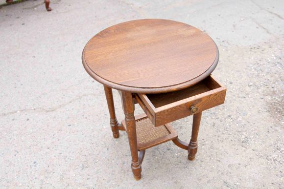 Антикварный круглый стол с ящиком. Европа Начало 20 века