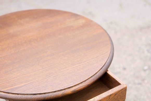 Антикварный круглый стол с ящиком. Европа Начало 20 века