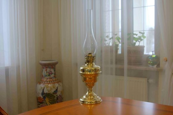 Изящная антикварная керосиновая лампа. Европа. Начало 20 века