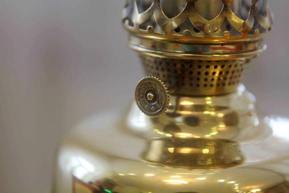 Изящная антикварная керосиновая лампа. Европа. Начало 20 века