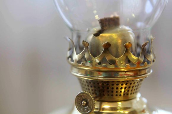 Изящная антикварная керосиновая лампа. Европа. Начало 20 века