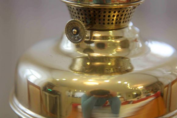 Изящная антикварная керосиновая лампа. Европа. Начало 20 века