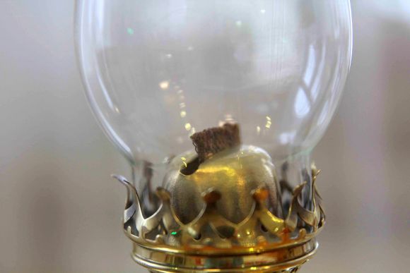 Изящная антикварная керосиновая лампа. Европа. Начало 20 века