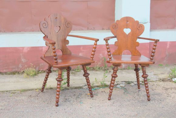 Замечательные кресла кантри с сердечком