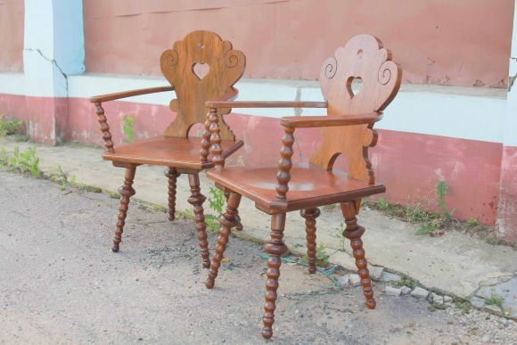 Замечательные кресла кантри с сердечком