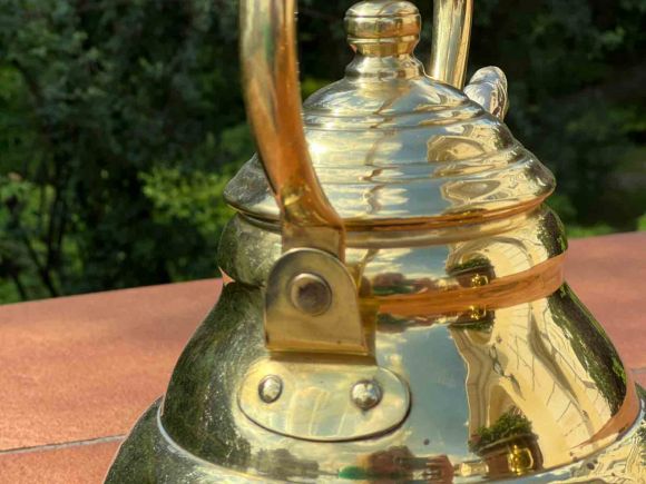 Большой старинный латунный чайник