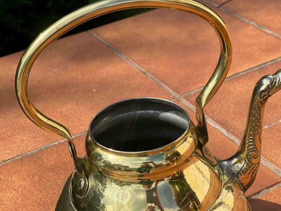 Большой старинный латунный чайник