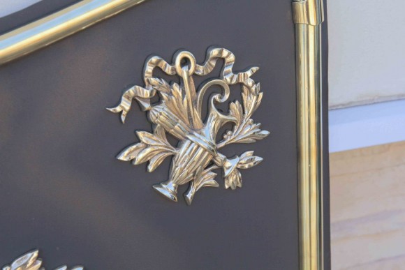 Потрясающе красивая решетка с рамой для камина-печи