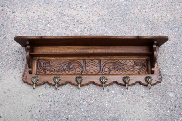 Деревянная вешалка с двумя полками и прекрасной резьбой