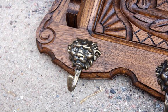 Деревянная вешалка с двумя полками и прекрасной резьбой