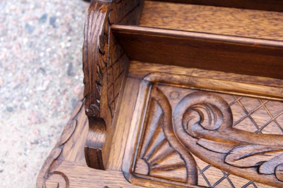 Деревянная вешалка с двумя полками и прекрасной резьбой