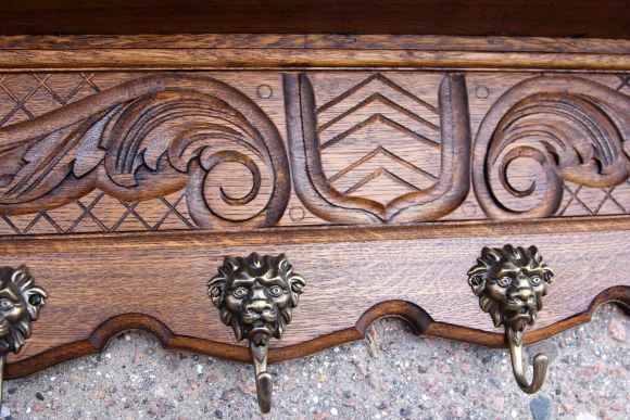 Деревянная вешалка с двумя полками и прекрасной резьбой