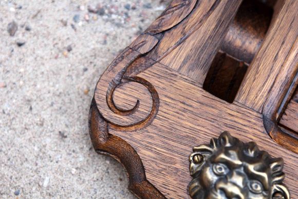 Деревянная вешалка с двумя полками и прекрасной резьбой