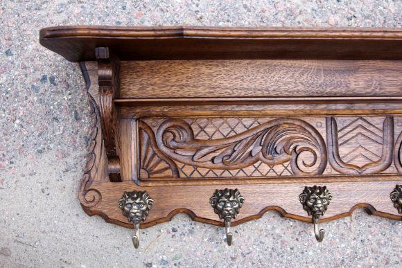 Деревянная вешалка с двумя полками и прекрасной резьбой