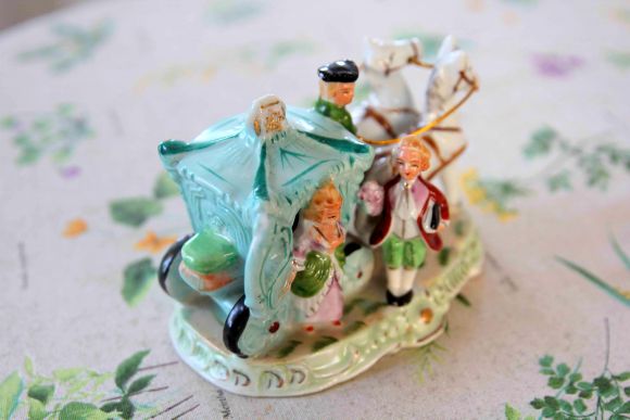 Изящная, антикварная, фарфоровая карета. Дама с кавалером.