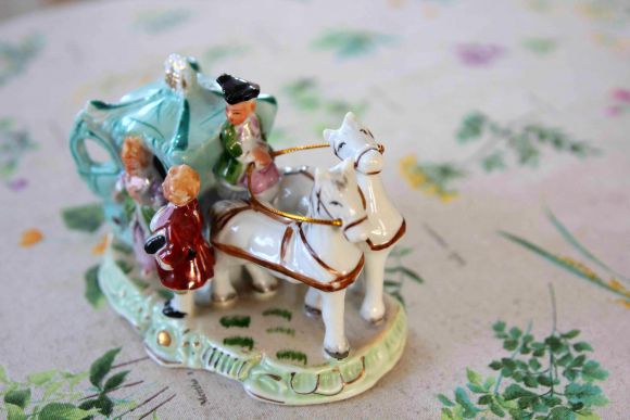 Изящная, антикварная, фарфоровая карета. Дама с кавалером.