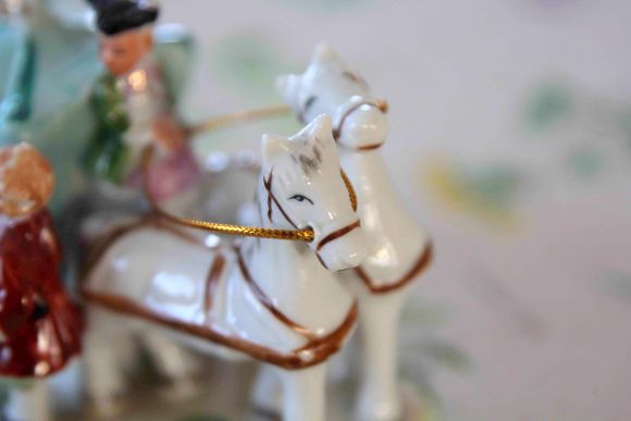 Изящная, антикварная, фарфоровая карета. Дама с кавалером.