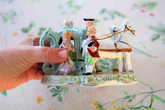 Изящная, антикварная, фарфоровая карета. Дама с кавалером.