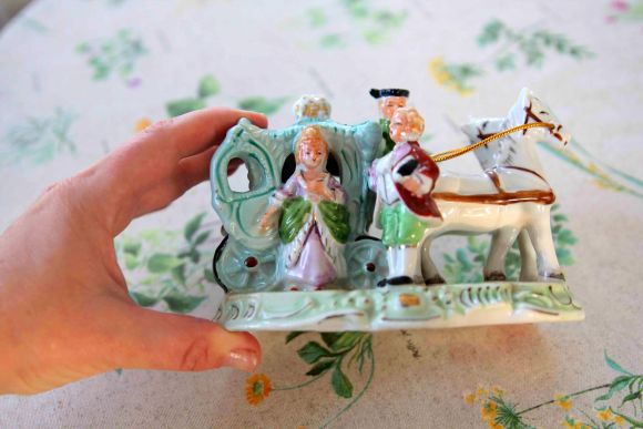 Изящная, антикварная, фарфоровая карета. Дама с кавалером.