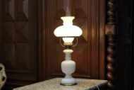 Нежная настольная лампа молочного цвета
