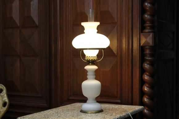 Нежная настольная лампа молочного цвета