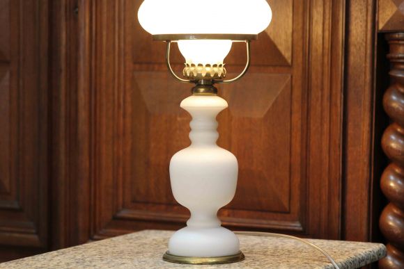 Нежная настольная лампа молочного цвета