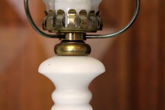 Нежная настольная лампа молочного цвета