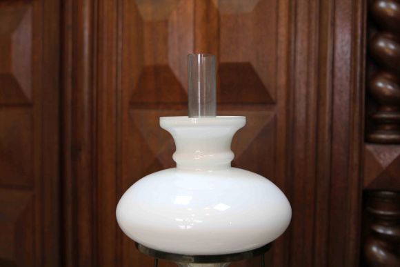 Нежная настольная лампа молочного цвета