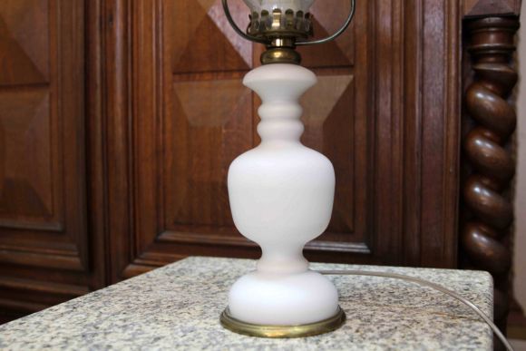 Нежная настольная лампа молочного цвета