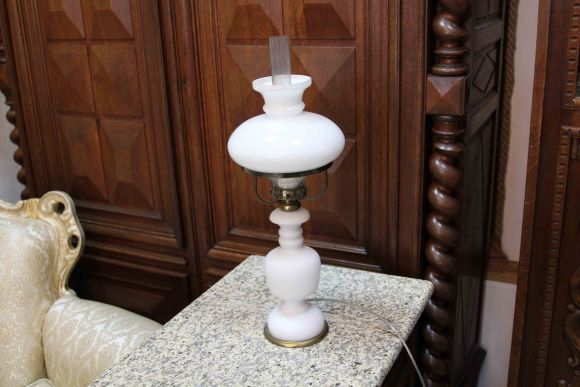 Нежная настольная лампа молочного цвета