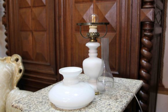 Нежная настольная лампа молочного цвета
