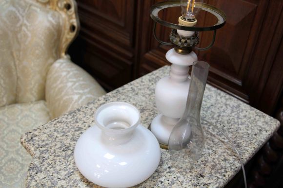 Нежная настольная лампа молочного цвета