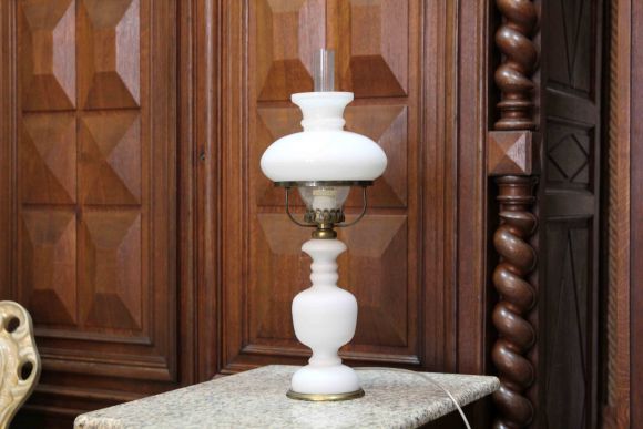 Нежная настольная лампа молочного цвета