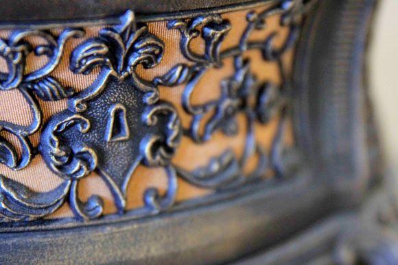 Потрясающая антикварная шкатулка с зелёным бархатом внутри