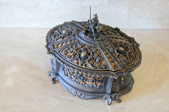 Потрясающая антикварная шкатулка с зелёным бархатом внутри