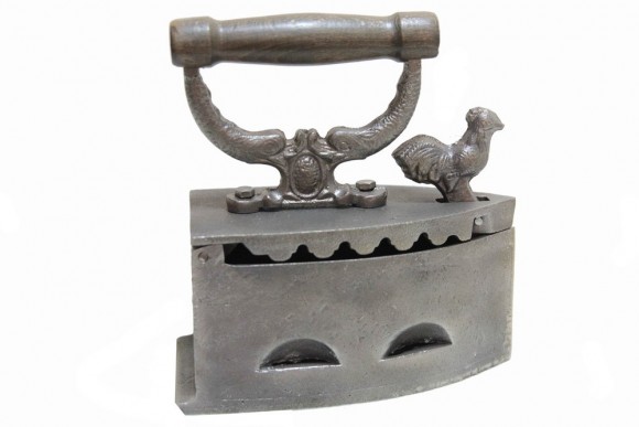 Старинный утюг с петушком.