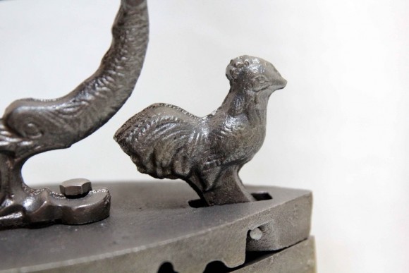 Старинный утюг с петушком.