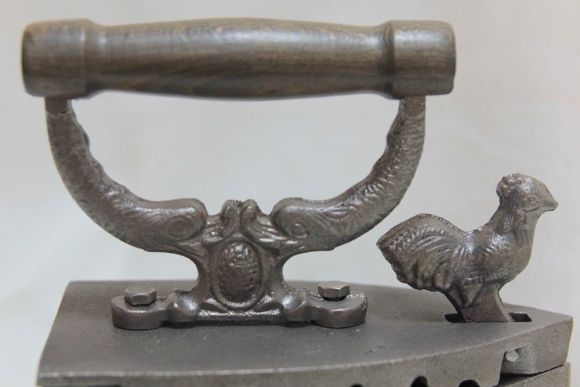 Старинный утюг с петушком.