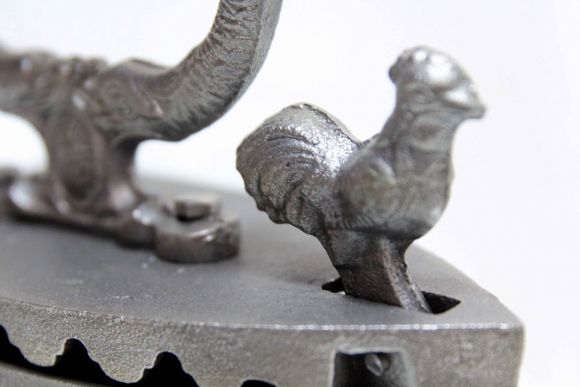 Старинный утюг с петушком.