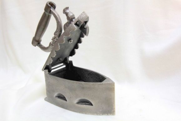 Старинный утюг с петушком.