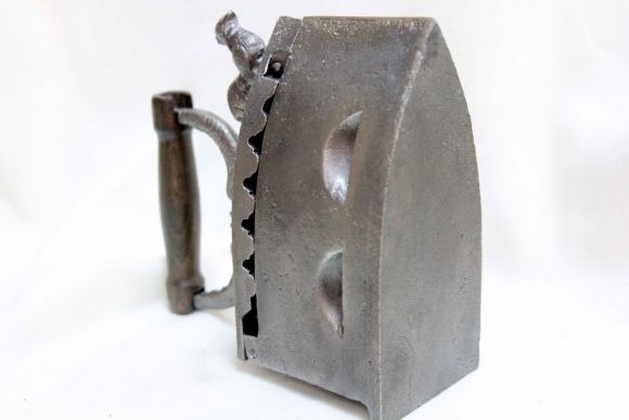 Старинный утюг с петушком.