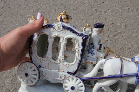 Великолепная антикварная статуэтка из фарфора .Европа. Середина 20 века