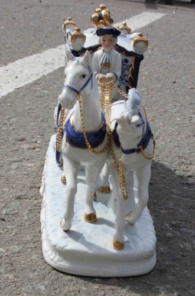 Великолепная антикварная статуэтка из фарфора .Европа. Середина 20 века