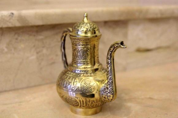 Редкий тяжелый чайник в восточном стиле