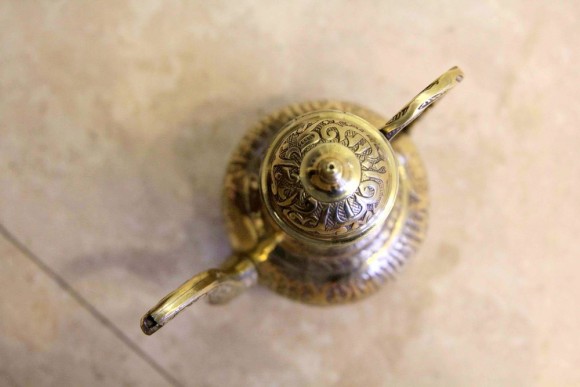 Редкий тяжелый чайник в восточном стиле