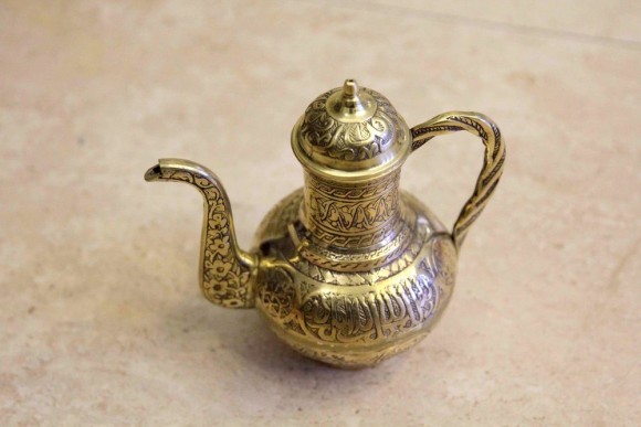 Редкий тяжелый чайник в восточном стиле