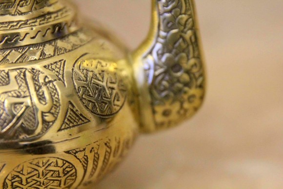 Редкий тяжелый чайник в восточном стиле